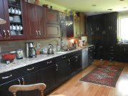 drewniane panele i dywan w kuchni