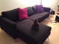 Ciemna stylowa sofa