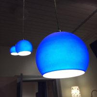 niebieskie lampy