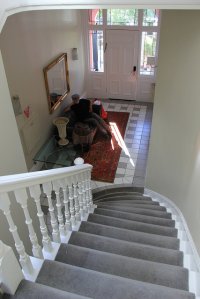 białe schody w domu